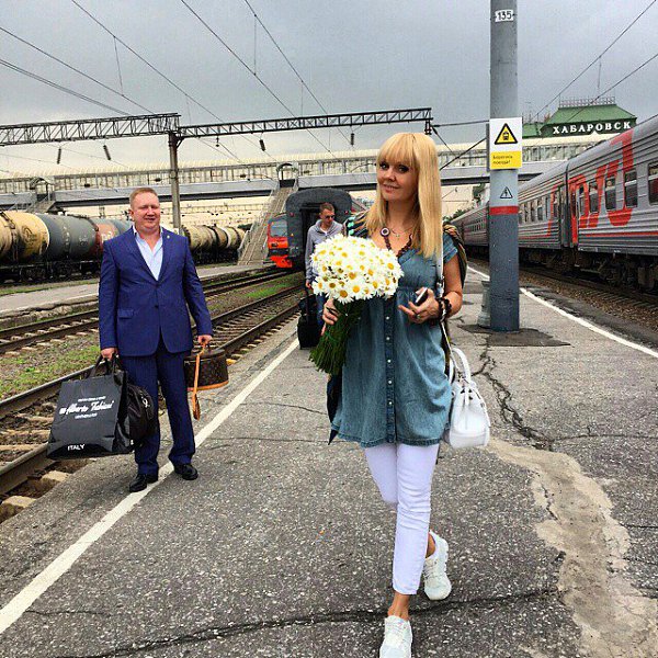 Ура! Мы в Хабаровске. Какой чудесный букет ромашек мне подарили. #дальневосточныйтур At last. Here ...