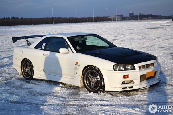 Nissan Skyline GT-R R34 - 8