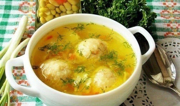 Суп с сырными шариками.Ингредиенты:вода или куриный бульон - 3 литраболгарский ...