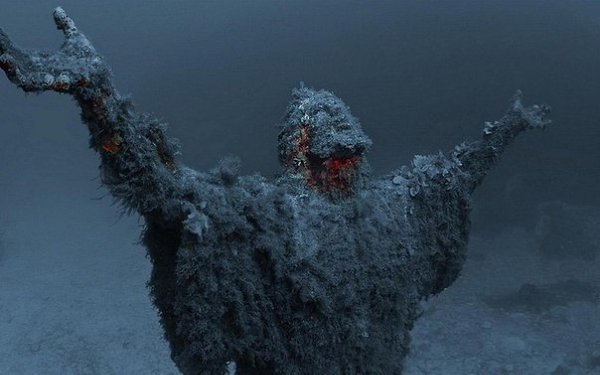 Статуя Христа, установленная на дне Средиземного моря, у берегов Мальты, на глубине 10 метров, в ...