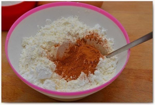 Очень вкусная шарлотка.Вам потребуется:- 2-3 яблока,- 1 чашка муки (чашка 240 мл),- 1 чашка белого ... - 2