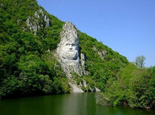 Высеченная в скале статуя Дечебала на реке Дунай (Румыния/Сербия).
