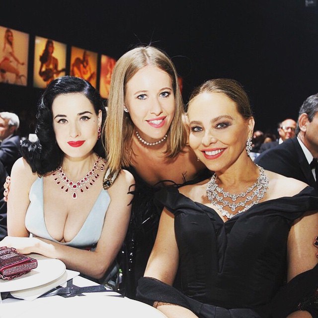 Just an ordinary dinner time with my girlpals,Dita and Ornella photocredit @fashiontomax