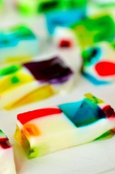 Делаем необычный десерт.Ингредиенты:- 6 упаковок желе разных цветов- Банка сгущенного молока- 2 ... - 10