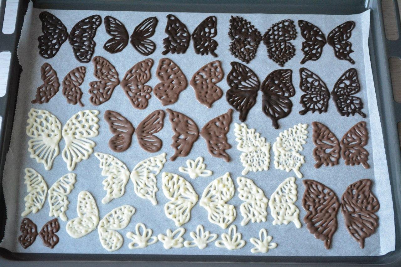 Двухцветные шоколадные бабочки и листочки