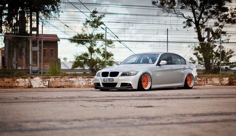 BMW 320i (E90).