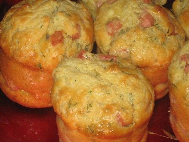Маффины закусочные с колбасой и сыром. Ингредиенты: 100г сыра, 100г колбасы, горсть порезанного ...
