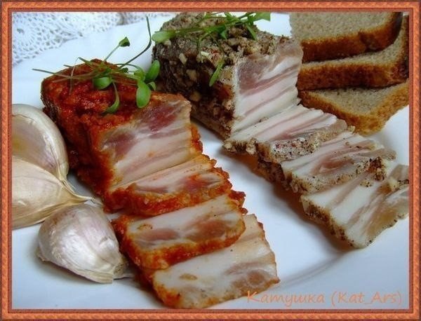 Очень вкусное сало со специями.Ингредиенты:для 400 грамм свиного саладля рассола:-500 мл воды-150 ...