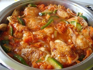Ароматная курица с кабачками в соусе.Ингредиенты:-1 кг курицы-200-300 г кабачков-1 морковь-1 головка ...