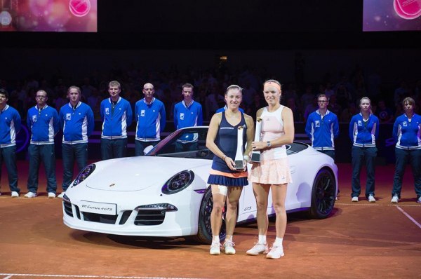 Анжелик Кербер и Каролин Возняцки на церемонии награждения.Porsche Tennis Grand Prix (Штутгарт, ...