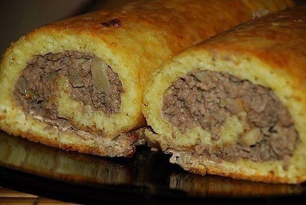 Сырно-мясной рулет.Ингредиенты:-твердый сыр 200 гр.,- яйца 3 шт.,- манная крупа 3 ст.л.,- майонез ...