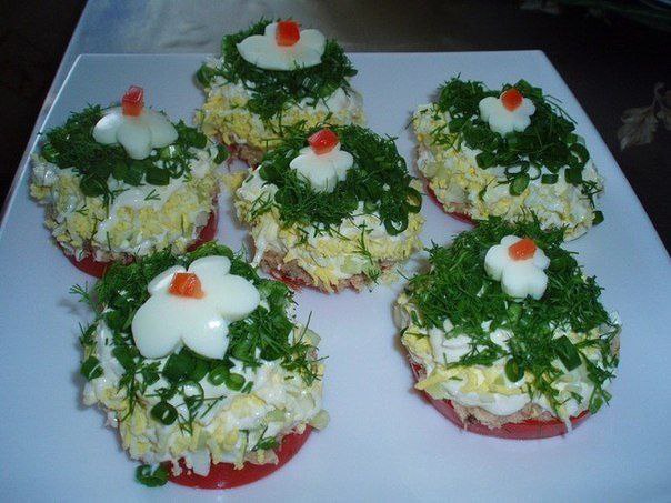 Закуска из тунца.Ингредиенты:- 1 банка консервированного тунца- 2 крепких помидора- 1 свежий ...