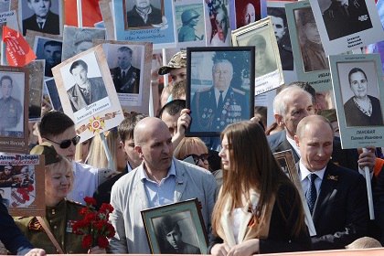Путин возглавил шествие «Бессмертного полка» на Красной площади.Продолжение: В марше «Бессмертный ...