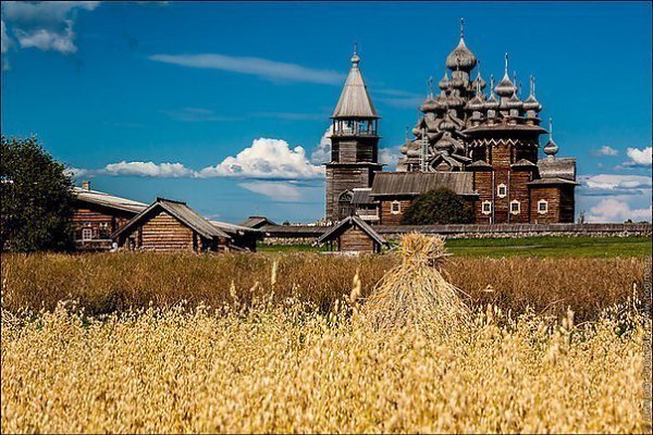 Кижи - всемирно известный архитектурный ансамбль, расположенный на острове Кижи Онежского озера, ...
