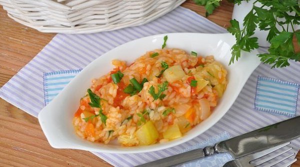 Кабачки с овощами и рисом в мультиварке. Ингредиенты: Кабачок – 1 штука, средний; Лук репчатый – 2 ...