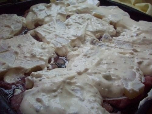 Свинина под сыром и ананасами.Вам понадобится: - свиная вырезка (1 кг.);- ананасы (консервированные, ... - 3