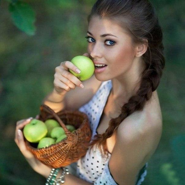 Какие продукты должны присутствовать в рационе красавицы? 1. Морковь. Эта оранжевая красавица ...