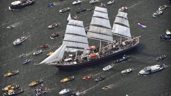 Раз в 5 лет в Амстердаме проходит парад кораблей SAIL Amsterdam. - 6