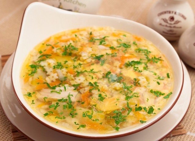 Куриный суп со звездочками.Ингредиенты:Курица — 200 гМакароны — 250 гКартофель — 500 гМорковь — 250 ...