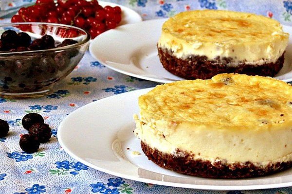 Мини-чизкейки с черничным соусом.Ингредиенты:Печенье — 150 гМасло сливочное — 70 гКакао — 1 ст. ... - 9