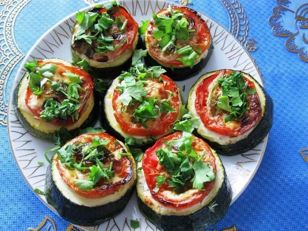 Кабачки запеченные с помидорами и сыром.Ингредиенты 100гр-77ккалкабачки (небольшие) — 1-2 ...