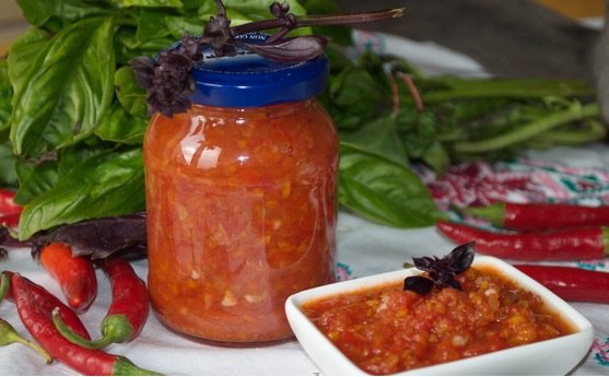 АДЖИКА С ЯБЛОКАМИ КИСЛО-СЛАДКАЯ.Аджика по этому рецепту получается очень вкусной, в меру острой и ...
