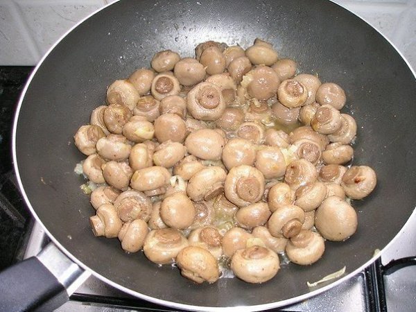 МЯСО ЗАПЕЧЁННОЕ С ГРИБАМИ.ИНГРЕДИЕНТЫ: Мясо - 1.5 кг Лук - 3 шт Грибы консервированные - 1 кг ... - 3