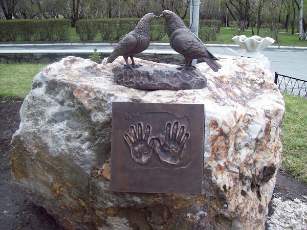 Новая скульптура о любви появилась в городе.В сквере перед Уральским университетом по улице Мира ...
