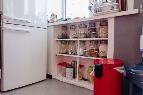 Холодильник под окном с раздвижными дверцами