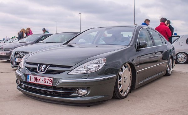 Peugeot 607.