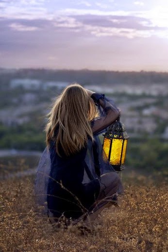 Мы ищем...Ищем тех, кто будет рядом... И каждый слеп - наощупь, наугад... Кому поверить, а кому не ...