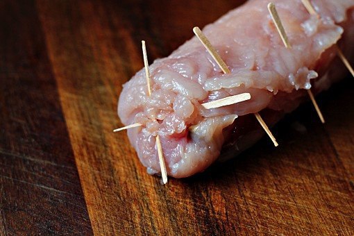 Куриный рулет с начинкой из сыра, бекона и перчика.Ингредиенты:- 3 куриных грудки- 6 ломтиков ... - 6