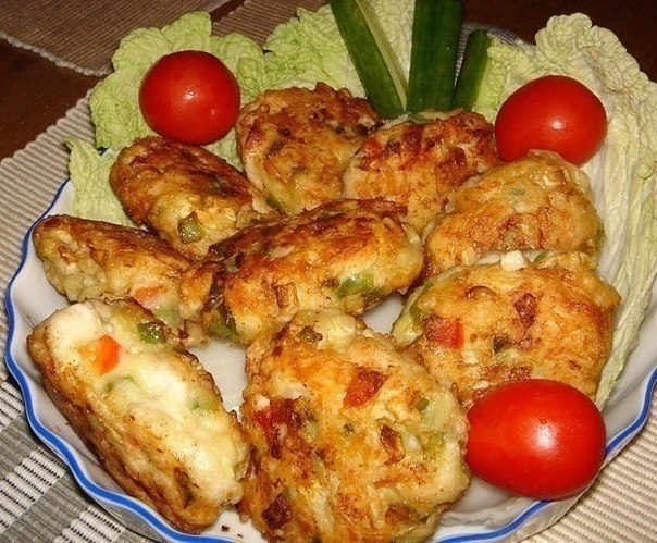 Рецепт очень вкусных и полезных котлет из куриного мяса с овощами и сыром. Вкус у этих котлет ...