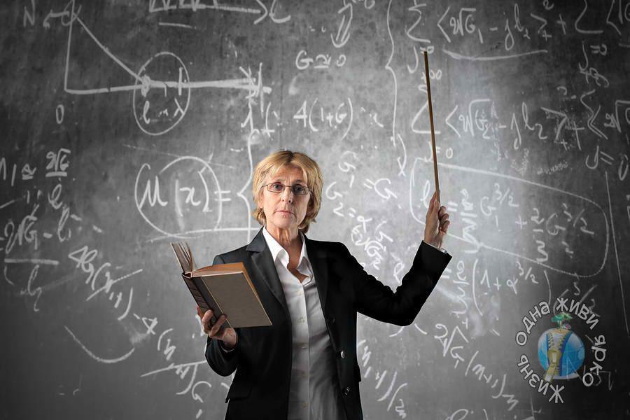 Викрамасингхом. A famous professor. A famous professor. A famous professor. Учитель пожилой мужчина.