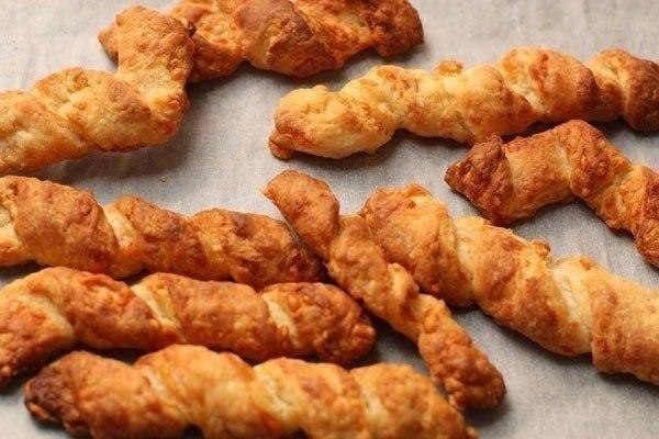 Сырные палочки к супу.Ингредиенты:Сыр 150 гСливочное масло 80 гМука пшеничная 150 гМолоко 100 ...