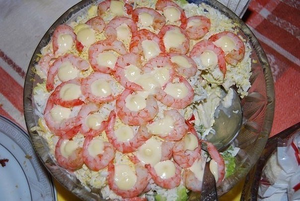 Салат с креветками и сыром фото