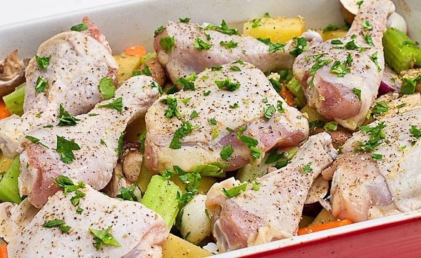 Запеченная курица с овощами.Ингредиенты:Курица (бедрышки и ножки) — 1 кг Смесь овощей (морковь, ... - 4