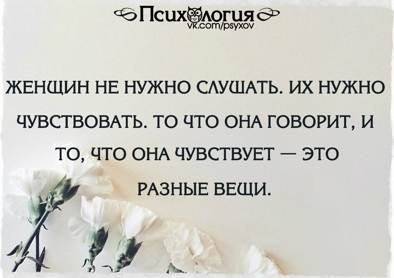 Парень обнимает девушку. Любовь с любимым человеком. Как же она чувствует. Как же она чувствует. Он обнимает ее.