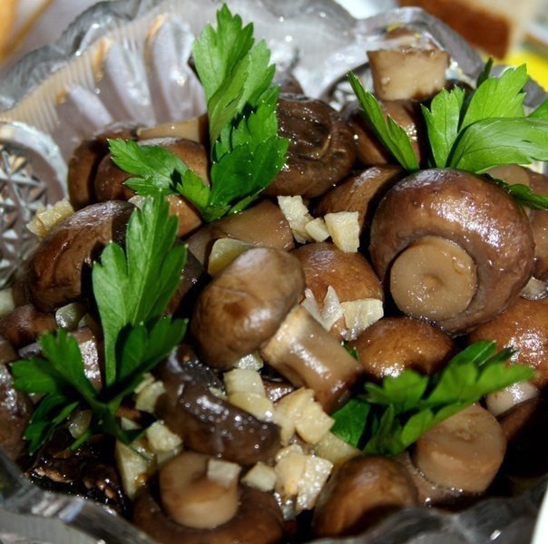 Маринованные шампиньоны. 1 кг шампиньонов(лучше мелких) чеснок(4 зубчика) лавровый лист(4 шт.) ...