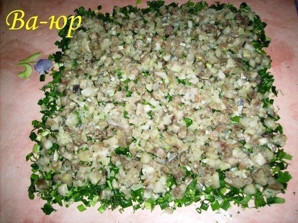 Вкуснейший рулет с сельдью.Ингредиенты:луксельдь2-3 маринованных огурцасливочное маслояйцапищевая ...