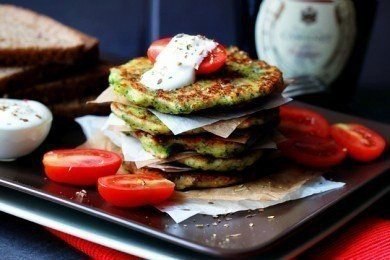Оладьи из брокколи.Ингредиенты:Брокколи 200 гКуриное яйцо 1 шт.Пармезан тертый 40 гПерец черный ...