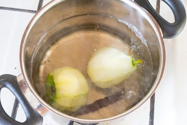 Грушевый десерт с орехами и карамельным соусом.Ингредиенты:Сахар - 2 ст.л. + 200 г + 100 гКорица - 1 ... - 7