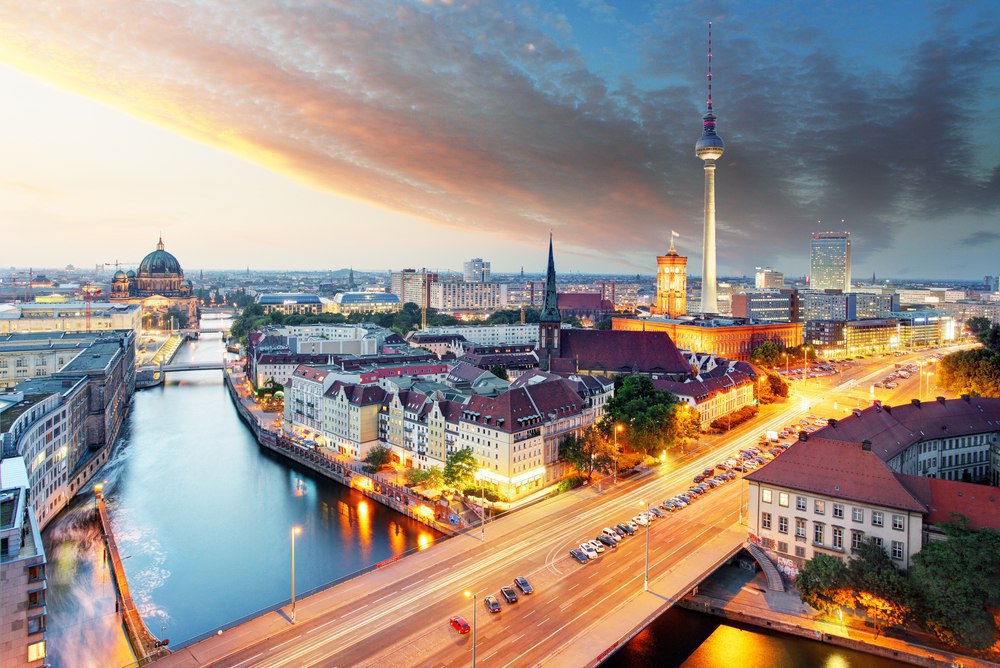 Berlin alma. Города Европы фото. Берлин фотообои. Berlin Skyline.