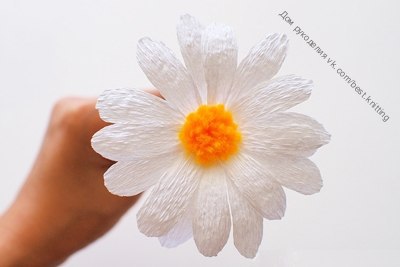 Ромашки из гофрированной бумаги. - 7