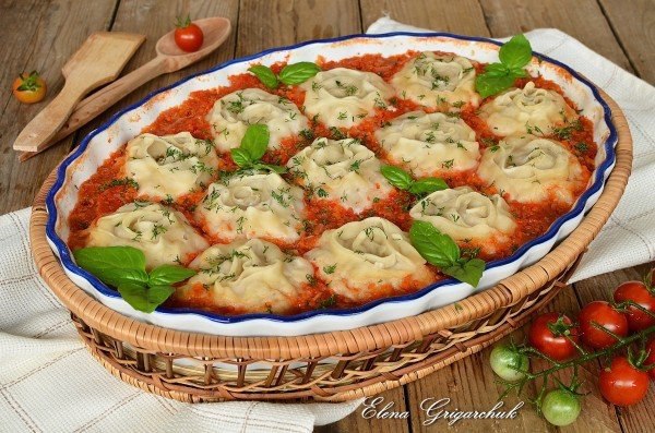 Мясные розочки.Ингредиенты:Мясной фарш — 600 г Лук — 300 г Соль, черный молотый перец по вкусуДля ...