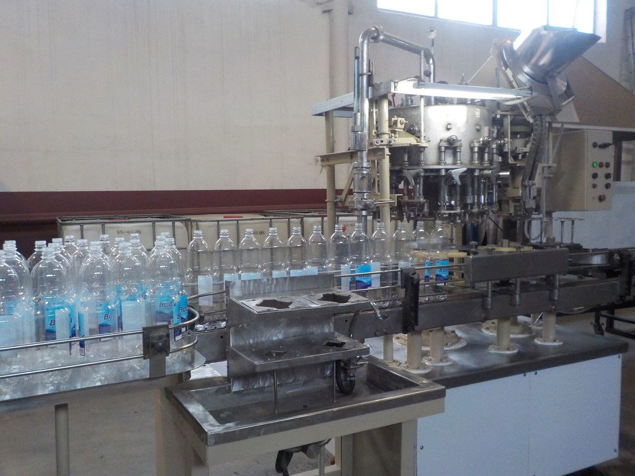 Очищенная дистиллированная вода. Дистиллированная вода в лаборатории. Дистиллированная вода лабораторная. Оборудование для производства дистиллированной воды. Помещение для изготовления дистиллированной воды в аптеке.