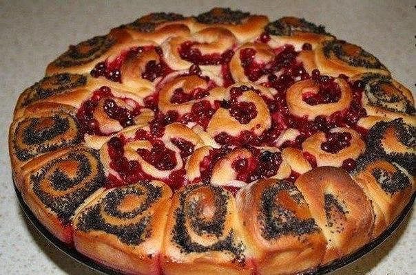 Пирог с маком и брусникой.Ингредиенты:для теста:1 стакан теплой воды25 гр. дрожжей (свежих)4 чайные ...
