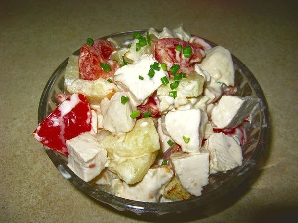 Салат "Любимая женщина" Вкусный и простой салатик! Ингредиенты: - 2-3 помидора - 1 банка ...
