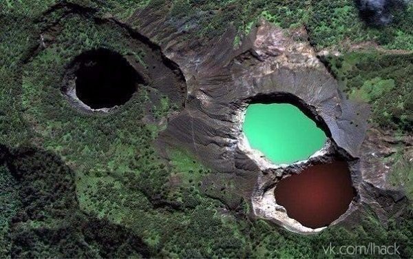 На вулкане Келимуту можно увидеть три разноцветных озера. Вода каждого из них меняет свой цвет вот ...