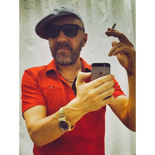 Этот хуила в группе какой-то поет типа. Вот я его по приколу и сфоткал. А чё? #ленинградость ...